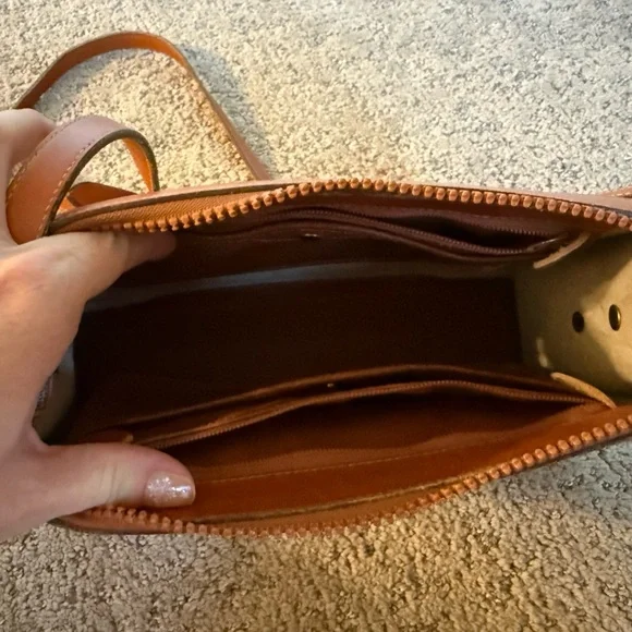 Vintage cream Dooney and Bourke crossbody - Picture 5 of 7